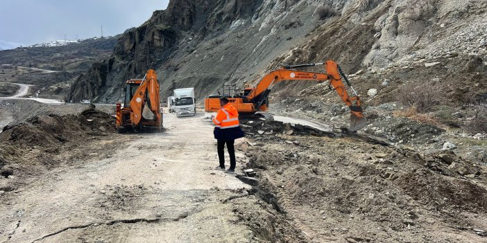Hakkari–Yüksekova yolunda heyelan: Ulaşım tek şeride düştü