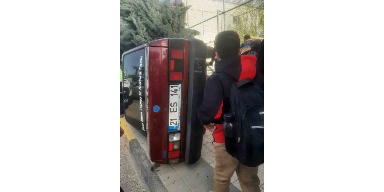 Diyarbakır’da drift atan sürücü kaldırımda yürüyen öğrencilere çarptı: 2 yaralı