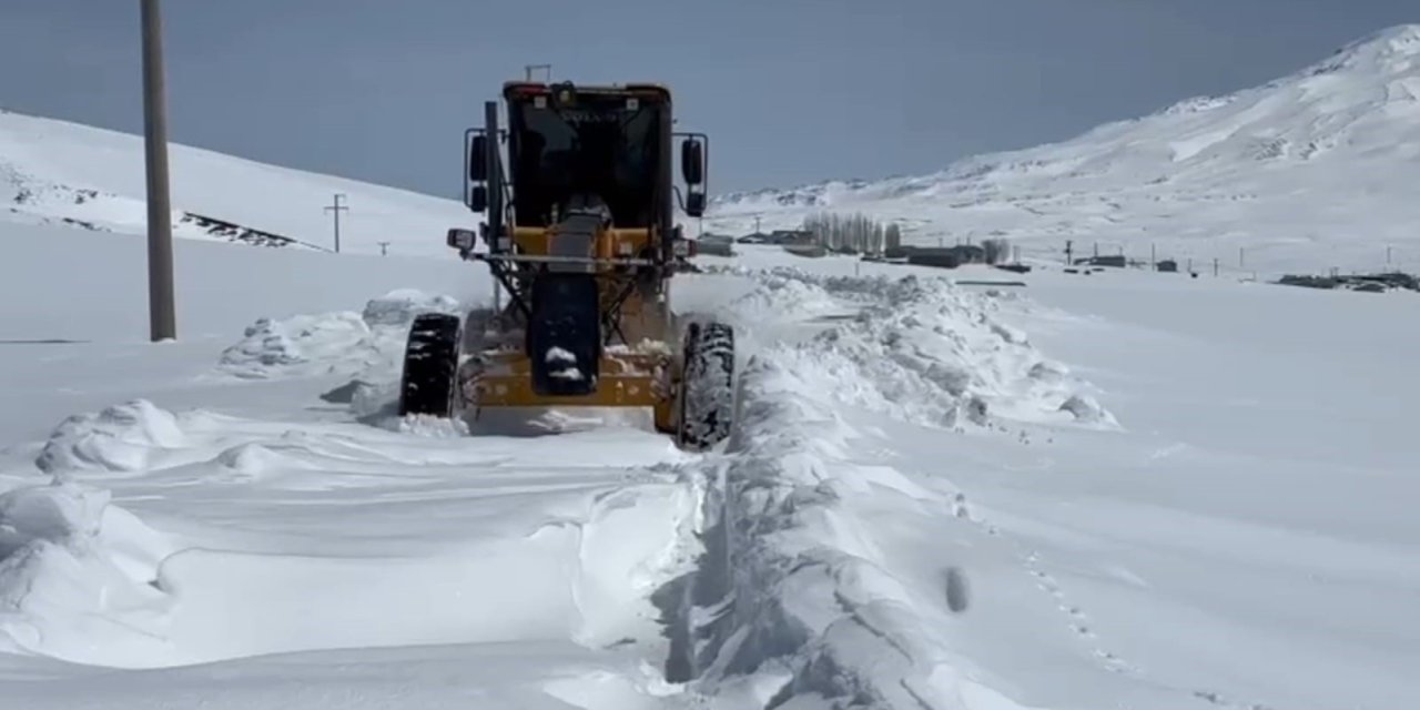 Nisan ayında kardan kapanan köy yolları açıldı