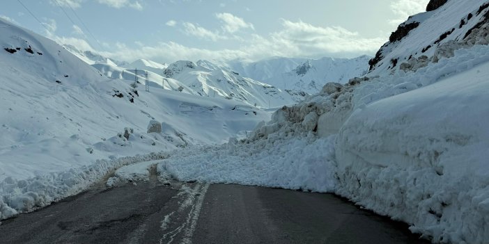 Dağlıca yoluna çığ indi, sürücüler kar kütlesini aşarak ilerledi