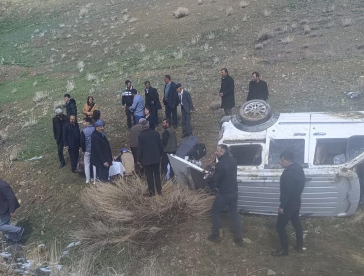 Van-Hakkari kara yolunda kamyonet şarampole devrildi: 4 yaralı