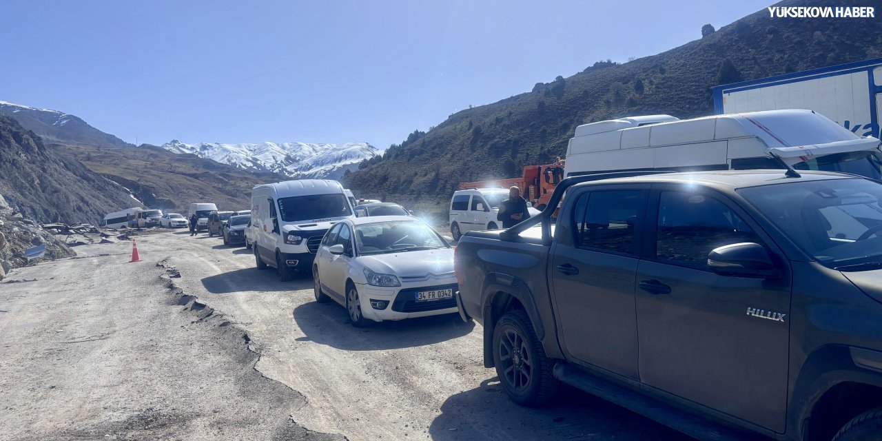Trafiğe kapatılan Hakkâri–Van yolunda araç kuyrukları oluştu