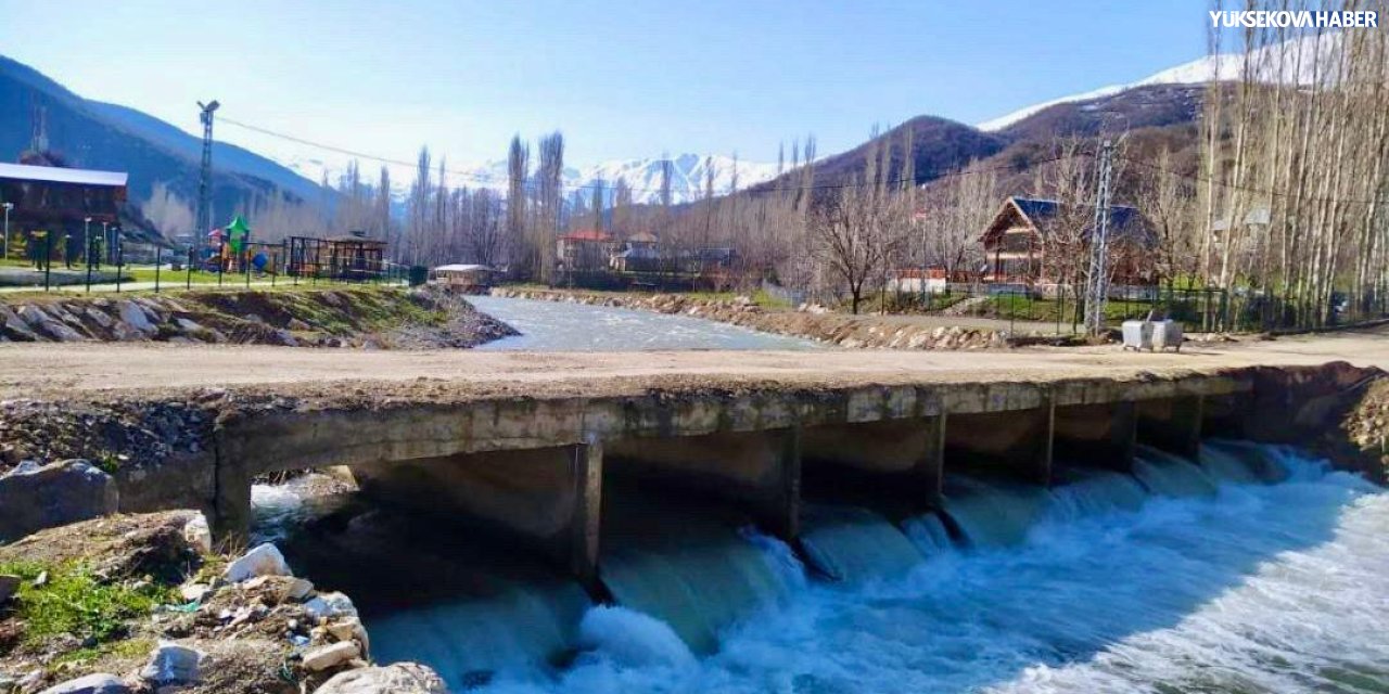 Şemdinli’de korkuluksuz köprü tehlike saçıyor