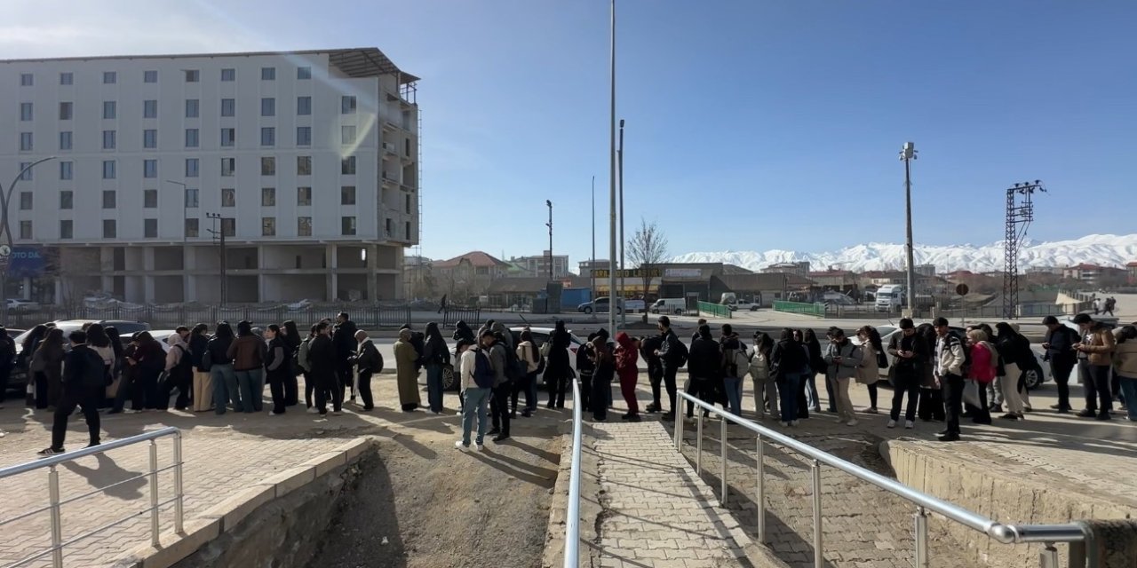 Yüksekova’da kütüphane önünde kuyruk