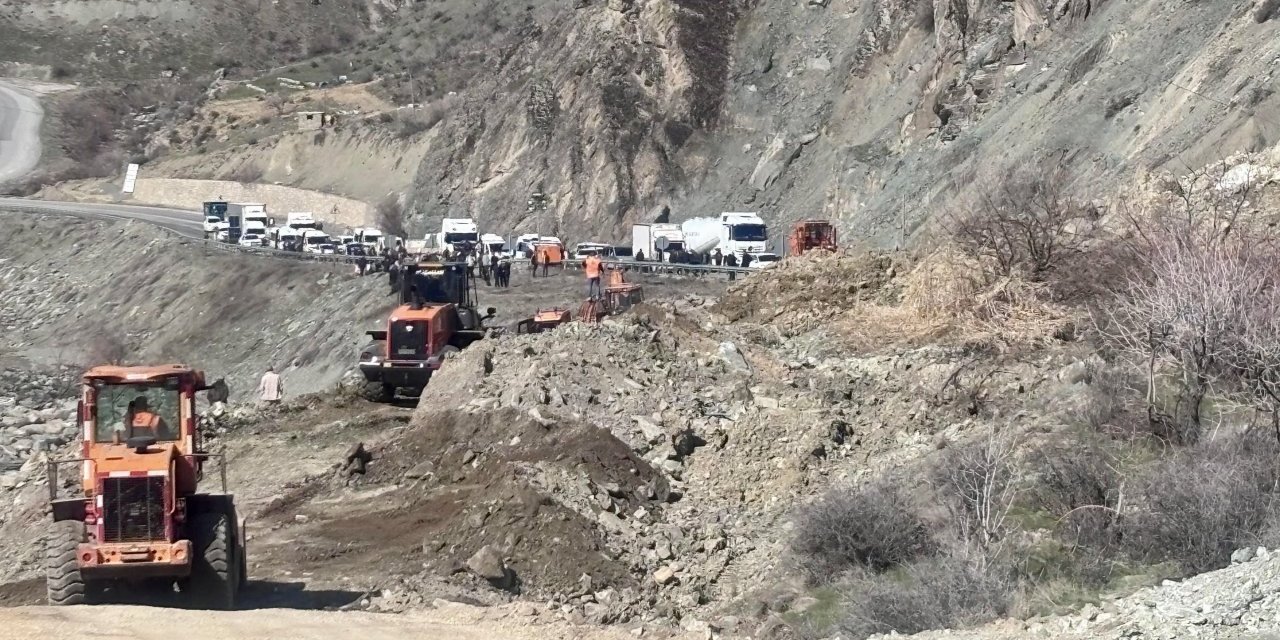 Hakkâri–Van yolunda heyelan: Ulaşım kontrollü şekilde sağlanıyor