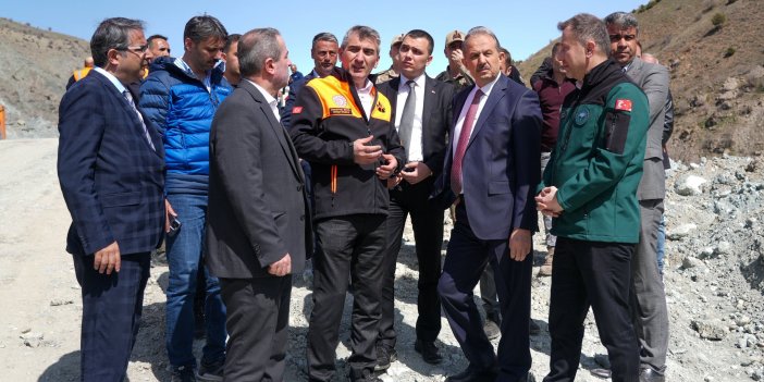 Vali Taşyapan, Hakkari yolundaki heyelan bölgesinde incelemelerde bulundu