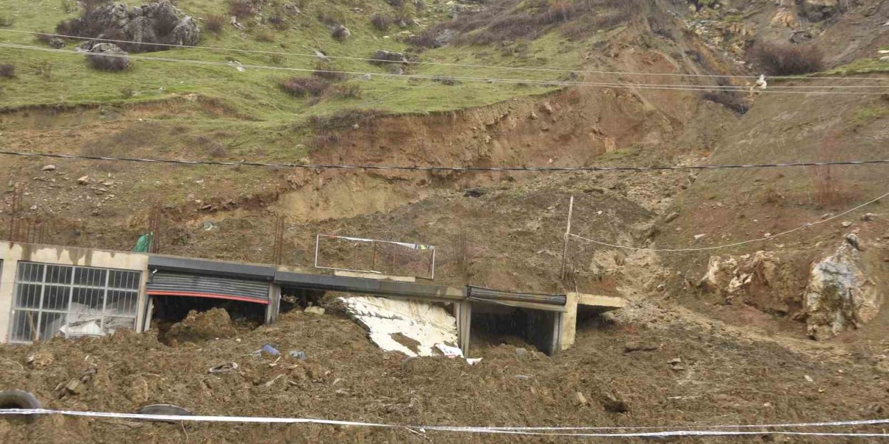 Bitlis’te yağışlardan dolayı toprak kayması meydana geldi