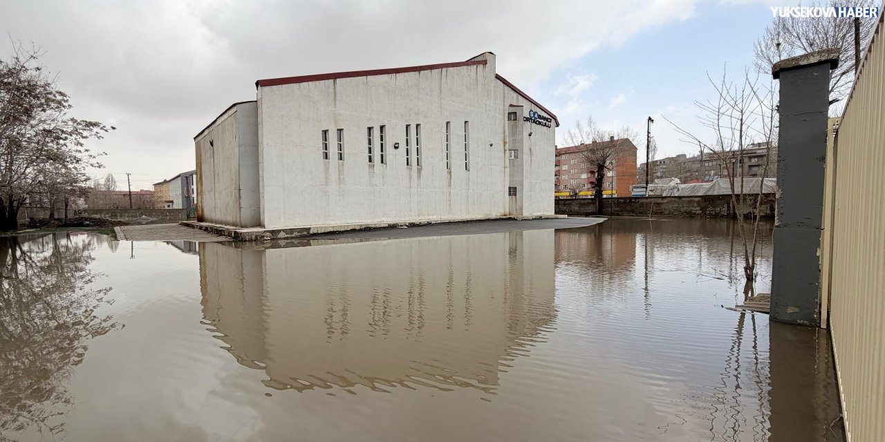 Kanalizasyon taştı: iki okul ve evlerin bahçelerini su bastı, tehlike büyüyor