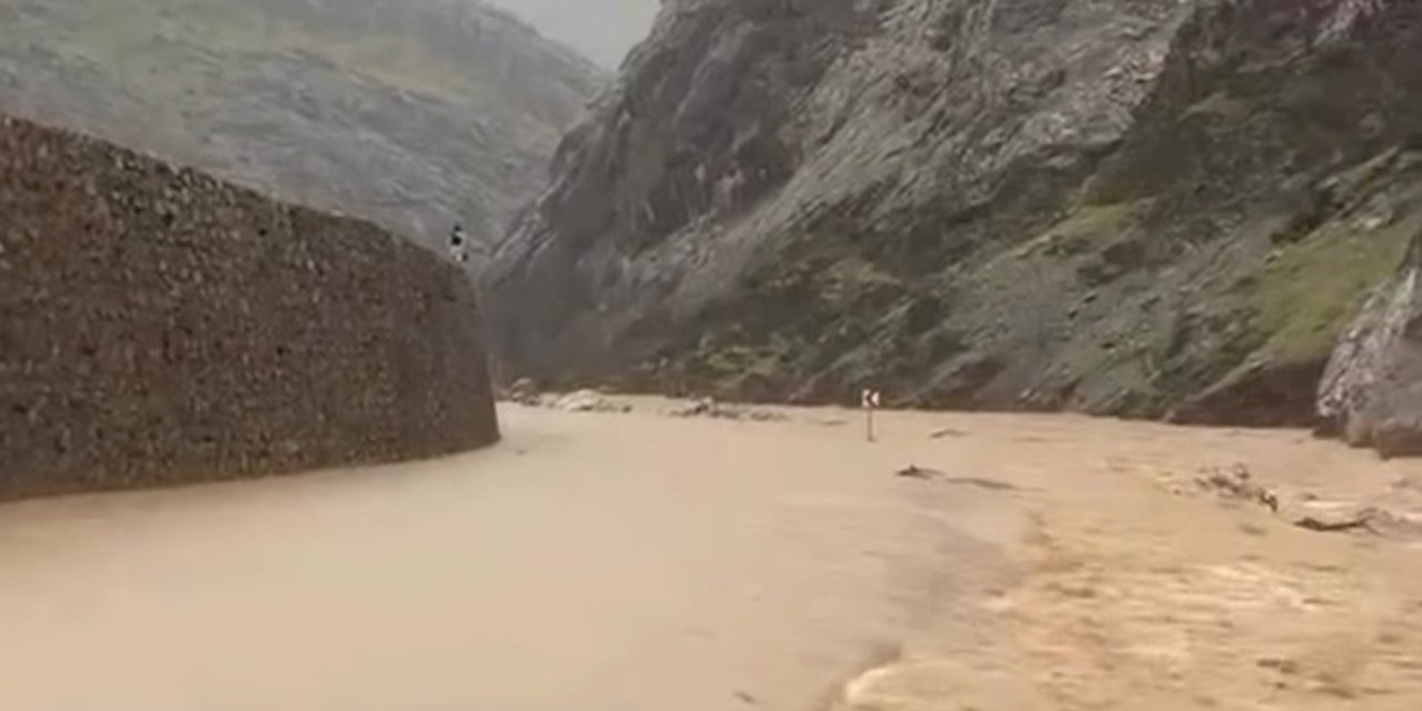 Şemdinli–Derecik karayolu taşkın nedeniyle ulaşıma kapatıldı