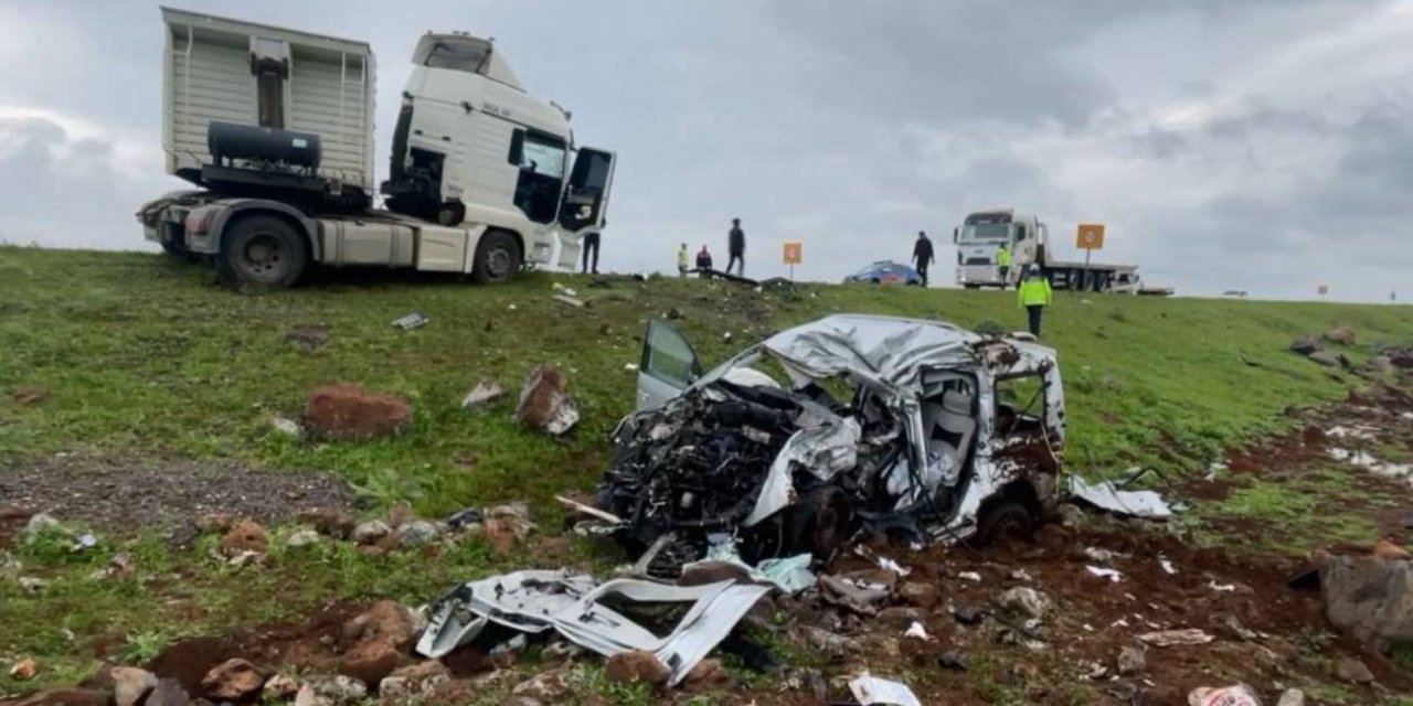 Siverek’te tır ile hafif ticaret aracı çarpıştı: 2 ölü,1 yaralı
