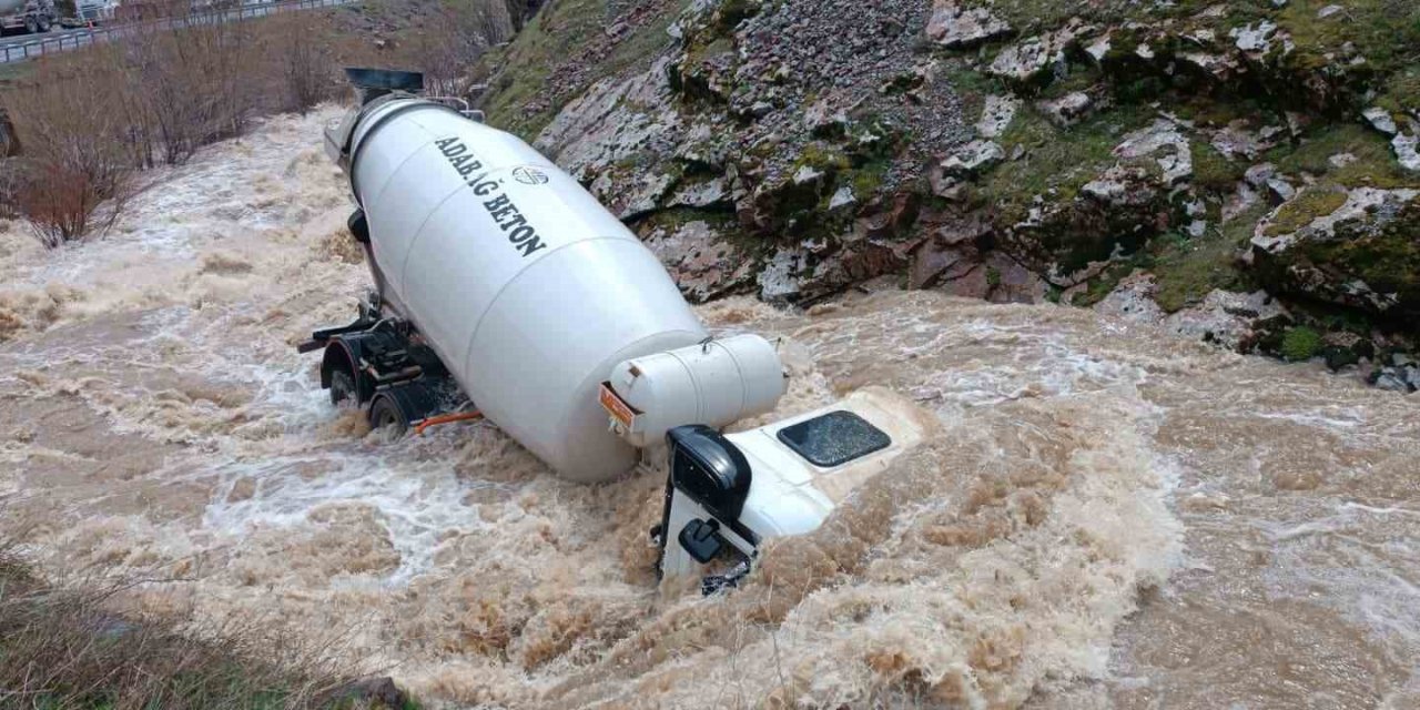Tatvan’da beton mikseri dereye uçtu