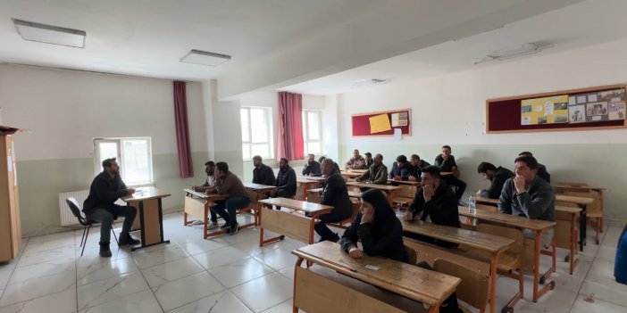 Yüksekovalı çiftçiler bu kez sıralarda ter döktü