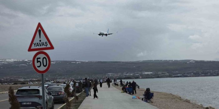 Van’da sıcak havayı fırsat bilen vatandaşlar Edremit sahiline akın etti