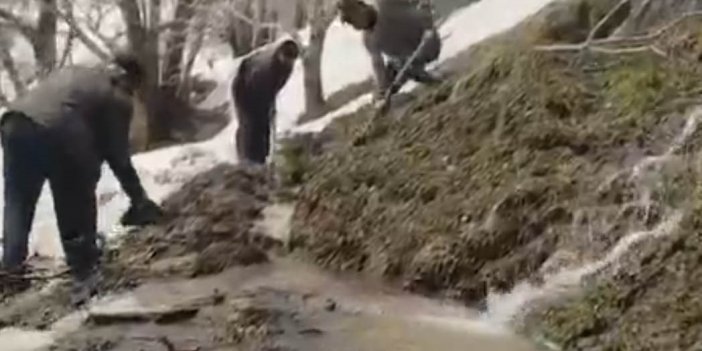 Bahçesaray’da dağlarda kar, mahallede su baskını