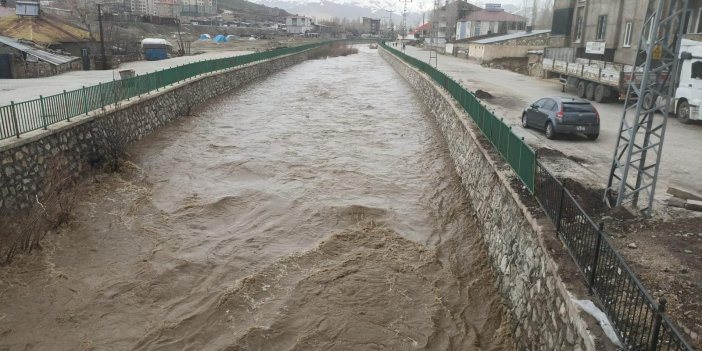 Yüksekova Belediyesi'nden dere yatağı için uyarı: Çocukları uzak tutun