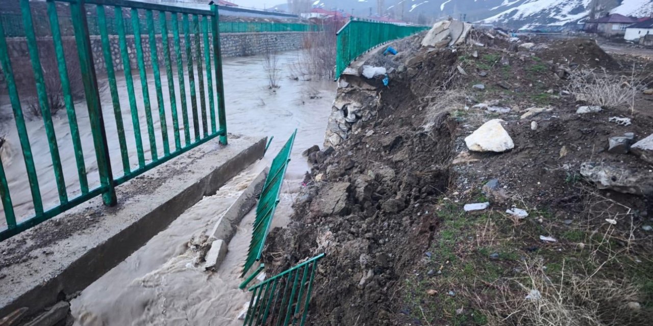 Yüksekova’da istinat duvarı çöktü