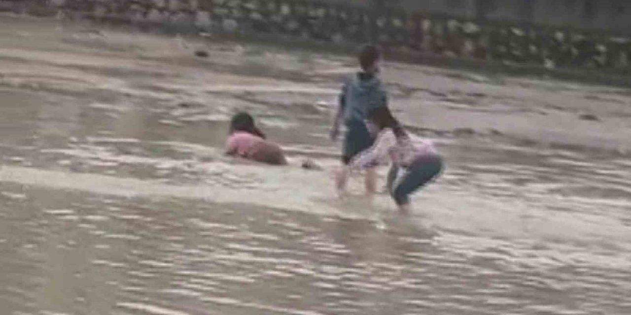 Afetin ortasında tehlikeli oyun: Çocuklar sel sularında oynadı