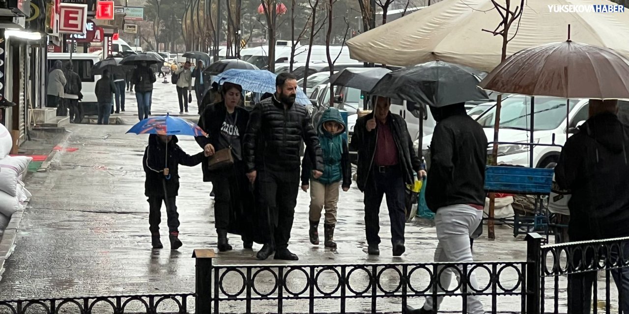 Yüksekova’da sağanak bugün de etkisini sürdürüyor