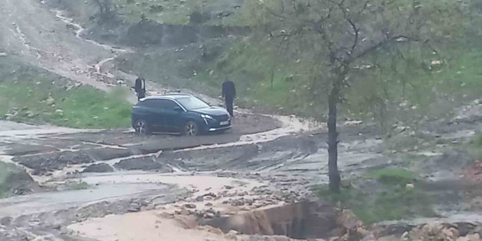 Köy yolu kapandı, öğretmenler mahsur kaldı