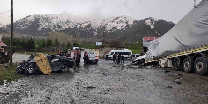 Tatvan’da tırla otomobil çarpıştı: 2 ölü, 1 yaralı