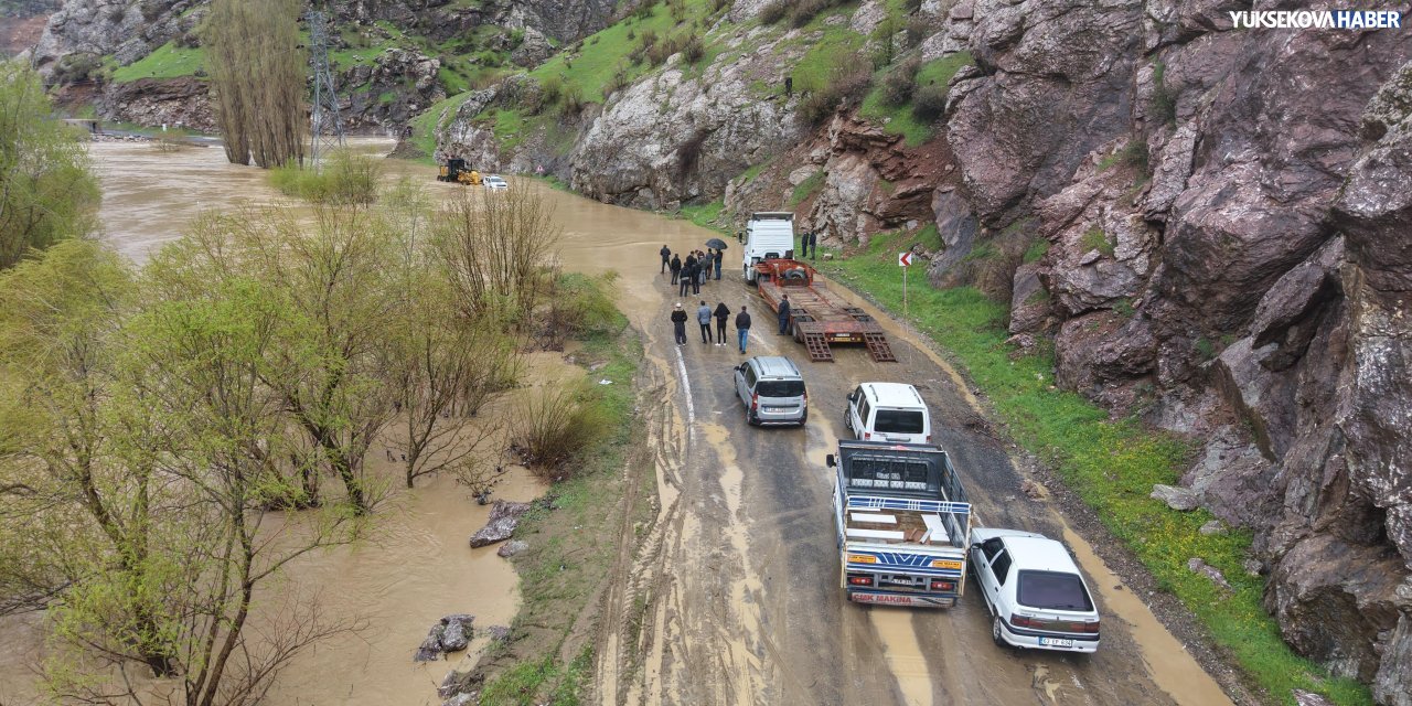 Şemdinli–Derecik karayolu iki gündür kapalı