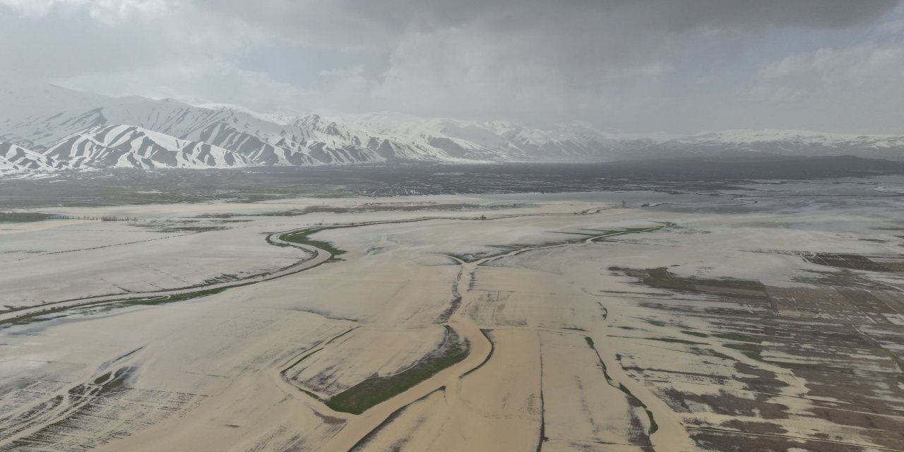 Yüksekova'da su basan 3 mahalle ve 1 köy dronla görüntülendi