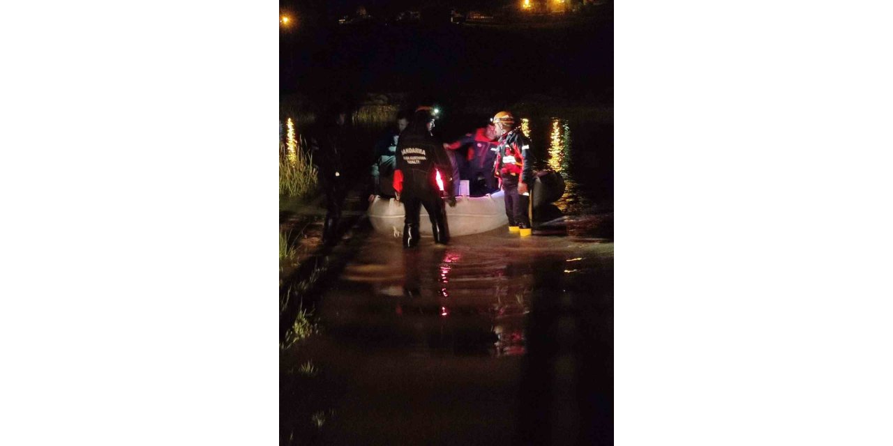 Diyarbakır’da selde mahsur kalan çobanı AFAD ve JAK ekipleri kurtardı