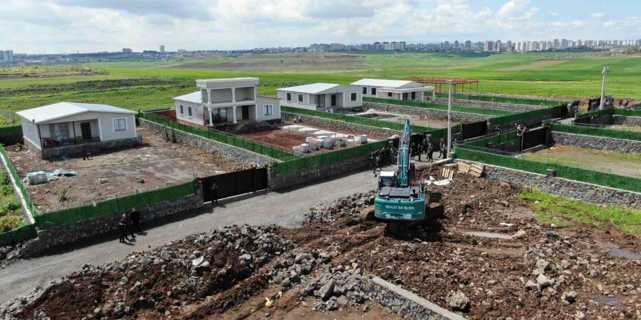 Diyarbakır’da kaymakamlık kaçak yapıları tek tek yıktı