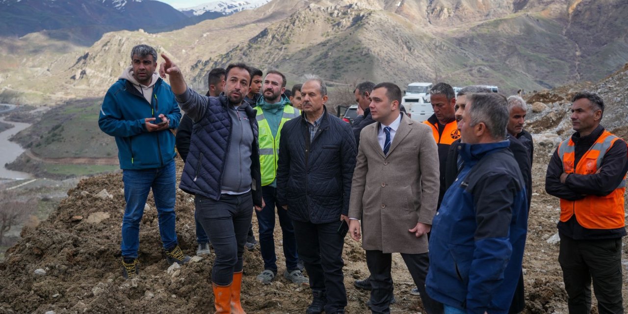 Vali Taşyapan heyelan bölgesinde incelemelerde bulundu
