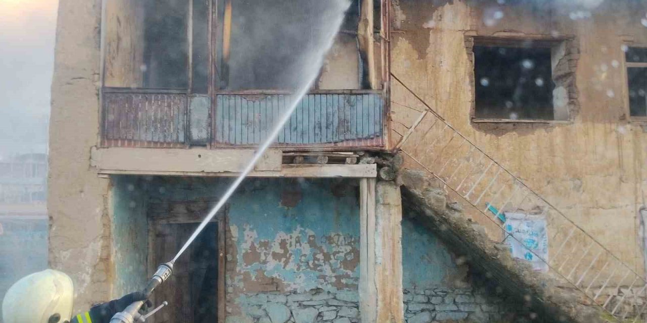 Van’da metruk binada yangın