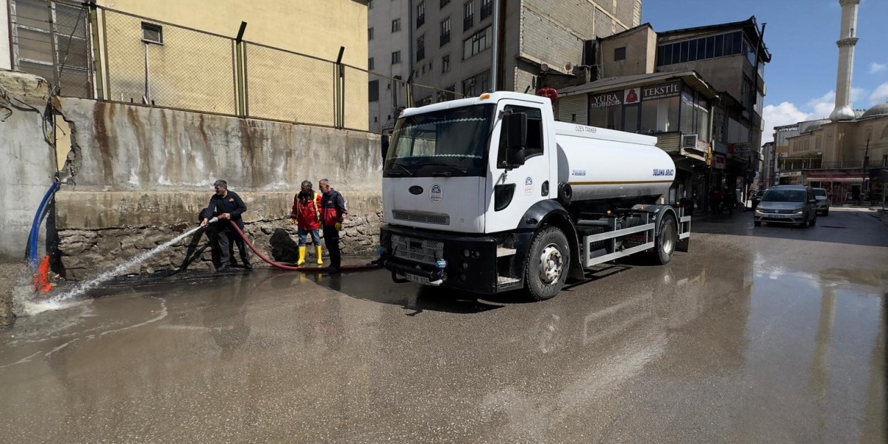Yüksekova’da cadde ve sokaklar tazyikli suyla yıkanıyor