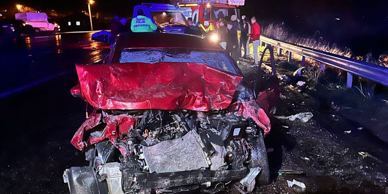 Van’da otomobil ile çekici kamyonet çarpıştı: 3 aralı