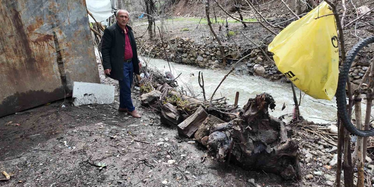 Sel sularından korunmak için odun ve çalılarla önlem aldı