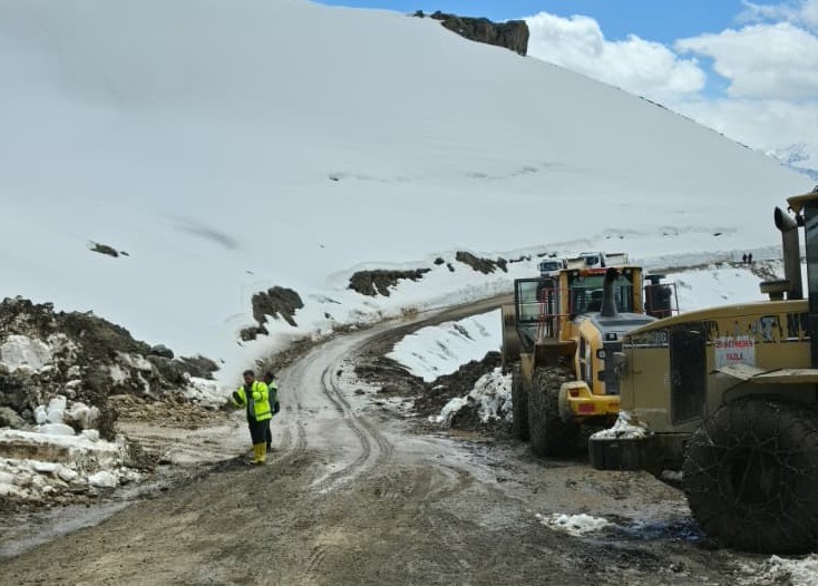 Hakkari İl Özel İdaresi ekipleri geceyi yolda geçirdi