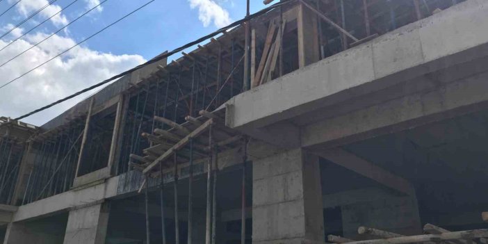 Elektrik akımına kapılan inşaat işçisi 3. kattan düşerek ağır yaralandı