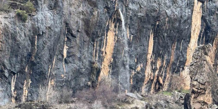 Beytüşşebap'ta kayanın içinden dökülen sular hayran bırakıyor