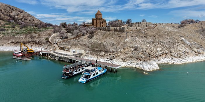 Badem ağaçlarının çiçekleriyle güzelleşen Akdamar Adası'nda ziyaretçi yoğunluğu