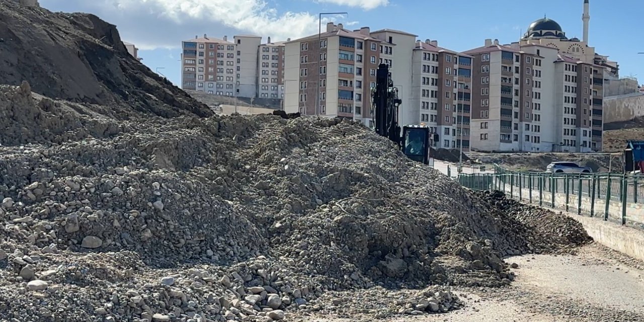 Pizok TOKİ yolunun bir şeridi 18 gündür kapalı