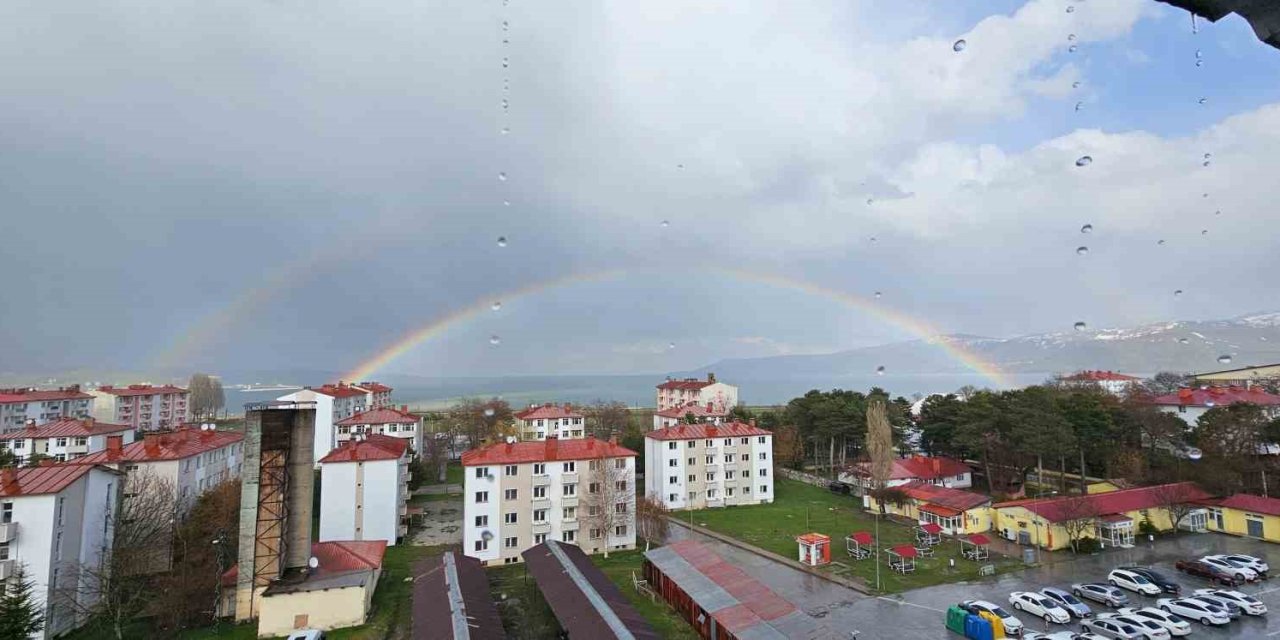 Tatvan’da gökkuşağı görsel şölen oluşturdu