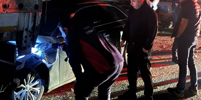 İki tır arasında sıkışan otomobil kağıt gibi ezildi: 1 yaralı