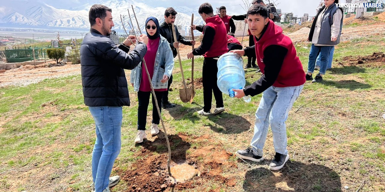 Yüksekova’da öğrencilerden “İyilik Ovası” projesi kapsamında fidan dikimi