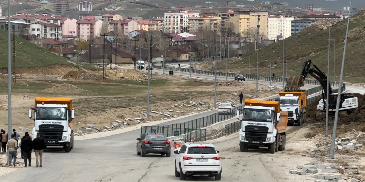 Yüksekova’da 19 gündür kapalı olan Pizok TOKİ yolu temizleniyor