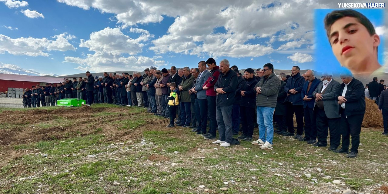 Bıçaklı saldırıda hayatını kaybeden Oğraş Yüksekova’da toprağa verildi