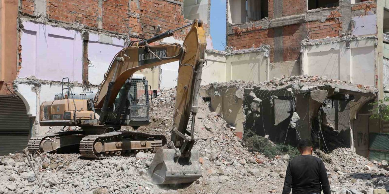 Diyarbakır’da ağır hasarlı bina yıkılırken yandaki sağlam bina da hasar aldı