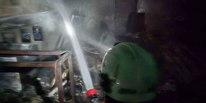 Silvan'da cam balkon üretimi yapılan iş yerinde yangın