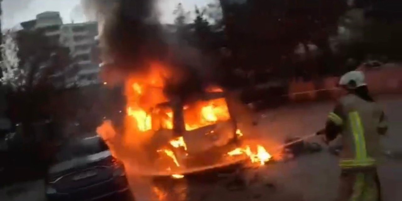 Diyarbakır’da park halindeki araçta çıkan yangın kamerada