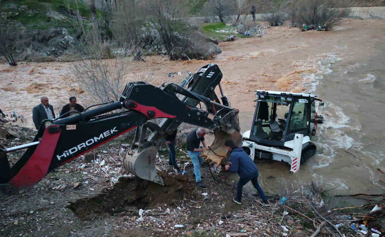 Mutki’de dereye kapılan kepçe kurtarıldı