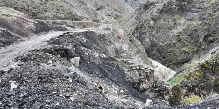 Beytüşşebap'ta heyelan 5 köy yolunda hasara yol açtı
