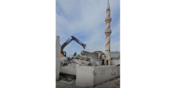 Maraş depremlerinde ağır hasar gören cami yıkıldı
