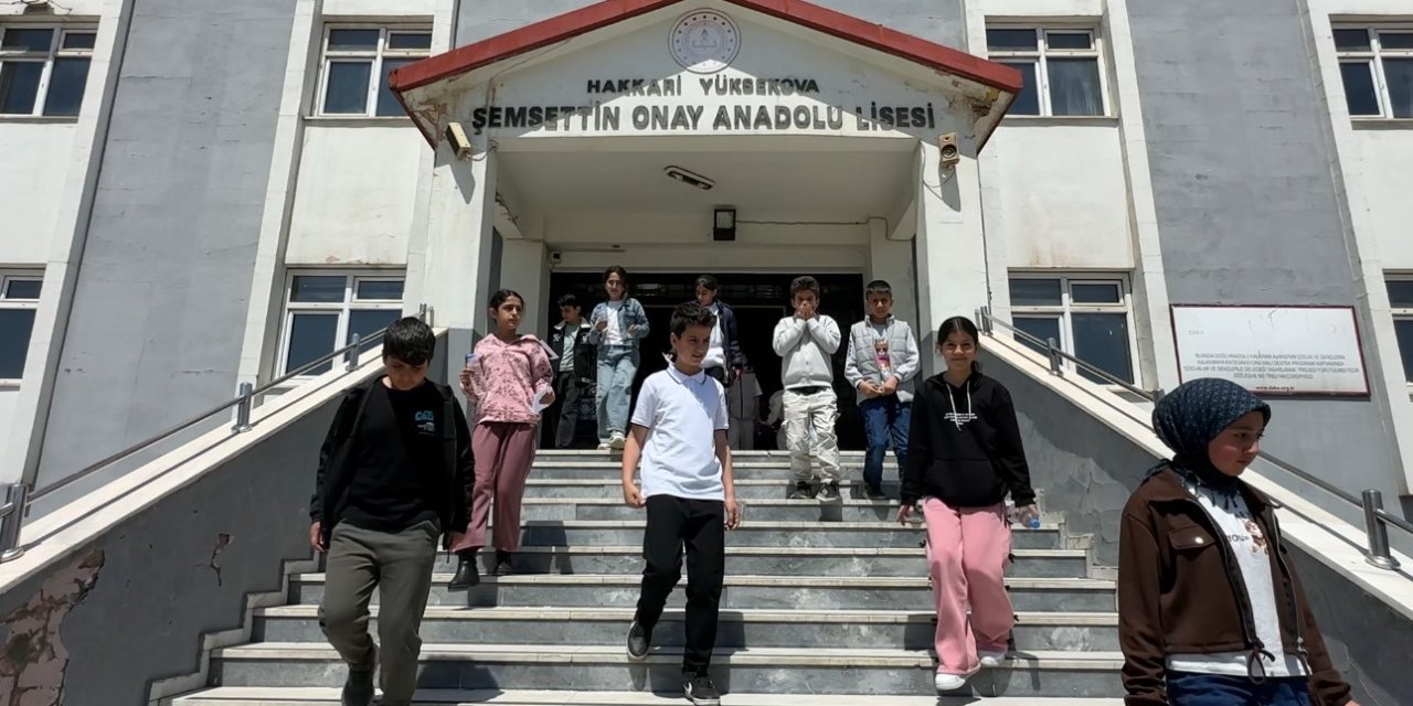 Yüksekova’da 4 bin 69 öğrenci bursluluk sınavında ter döktü